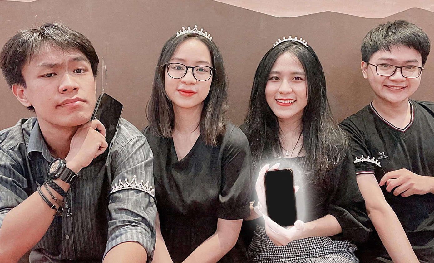 ThS Lê Mỹ Linh (thứ hai, từ phải qua) và nhóm Clown Lord sẽ dự thi vòng chung kết Cesim Elite 2021.