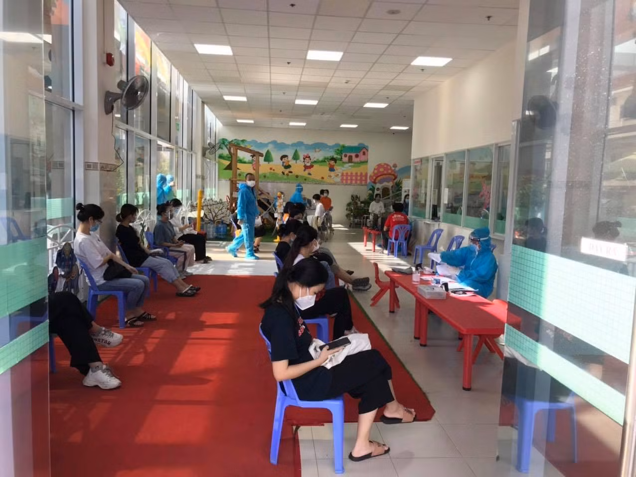 Sinh viên lưu trú tại KTX trường ĐH Bách khoa TP. HCM được tiêm vắc xin. Ảnh: TTDV KTX