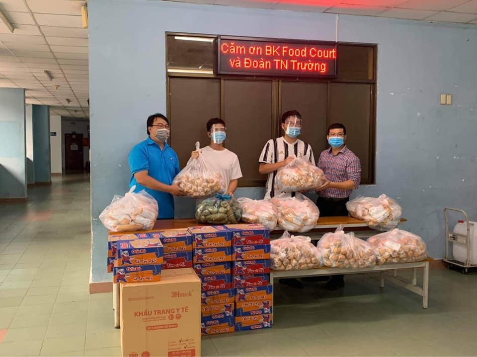 Căn tin B4 tài trợ phần ăn cho sinh viên đang lưu trú tại KTX.