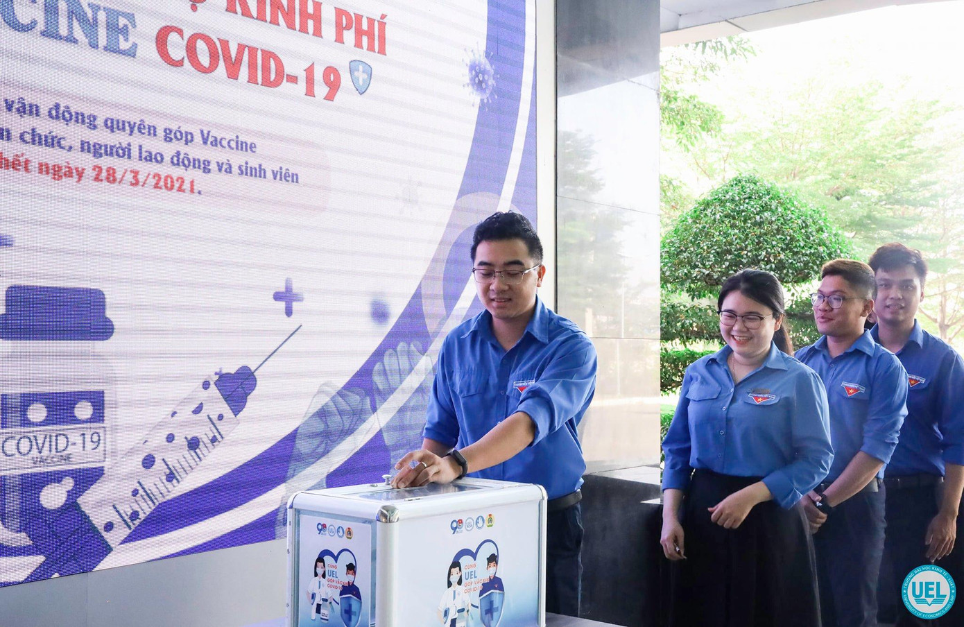 Sinh viên , giảng viên trường ĐH Kinh tế - Luật (ĐHQG TP. HCM) đóng góp kinh phí.