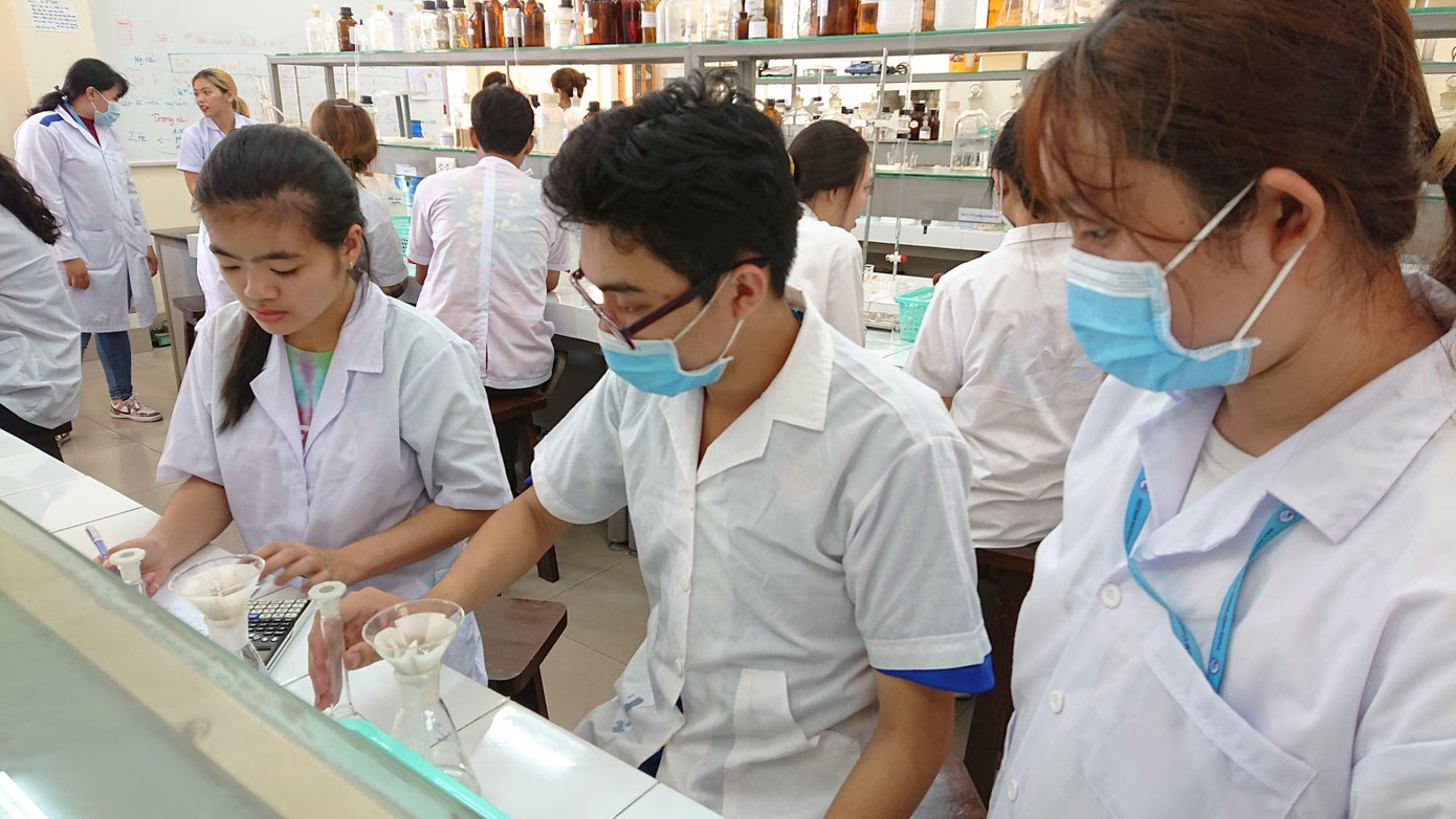 Sinh viên Phân hiệu ĐHQG TP. HCM tại Bến Tre thực nghiệm nghiên cứu trong phòng thí nghiệm.