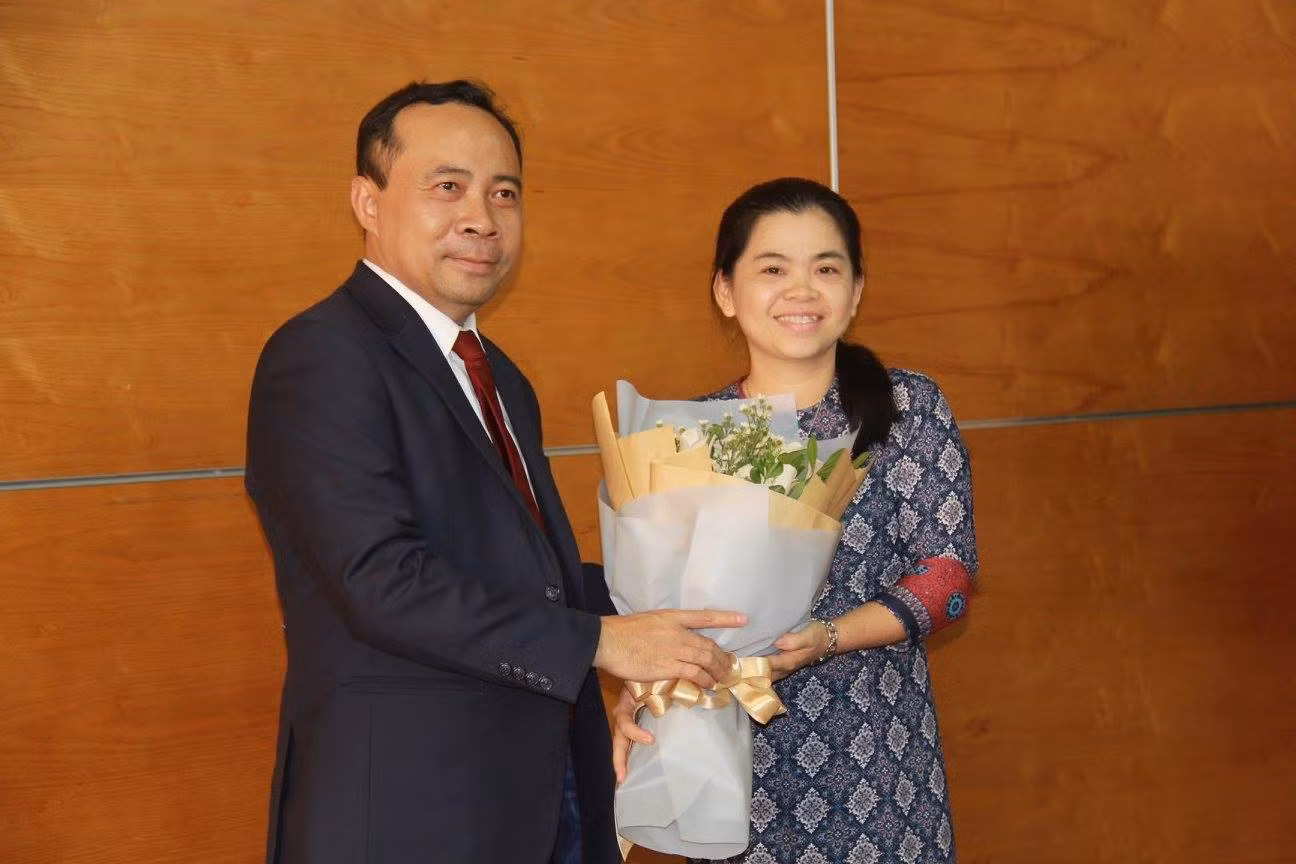 PGS.TS Vũ Hải Quân - Giám đốc ĐHQG TP. HCM chúc mừng PGS. TS Nguyễn Thị Hiệp.