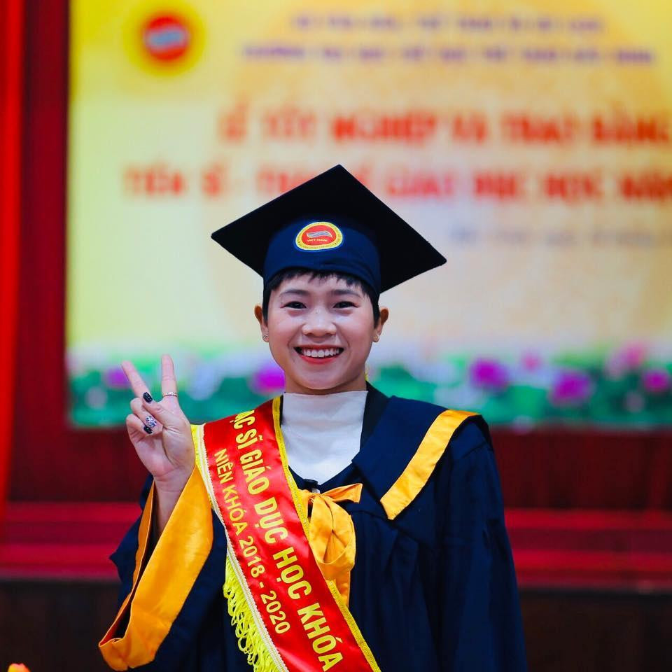 Hoàng Thị Ngọc trong lễ tốt nghiệp Cao học năm 2020. Hoàng Thị Ngọc trong lễ tốt nghiệp Cao học năm 2020.