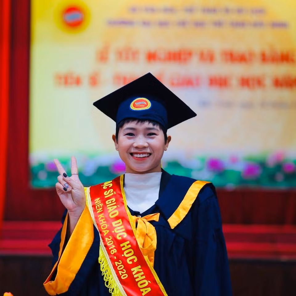 Hoàng Thị Ngọc trong lễ tốt nghiệp Cao học năm 2020.