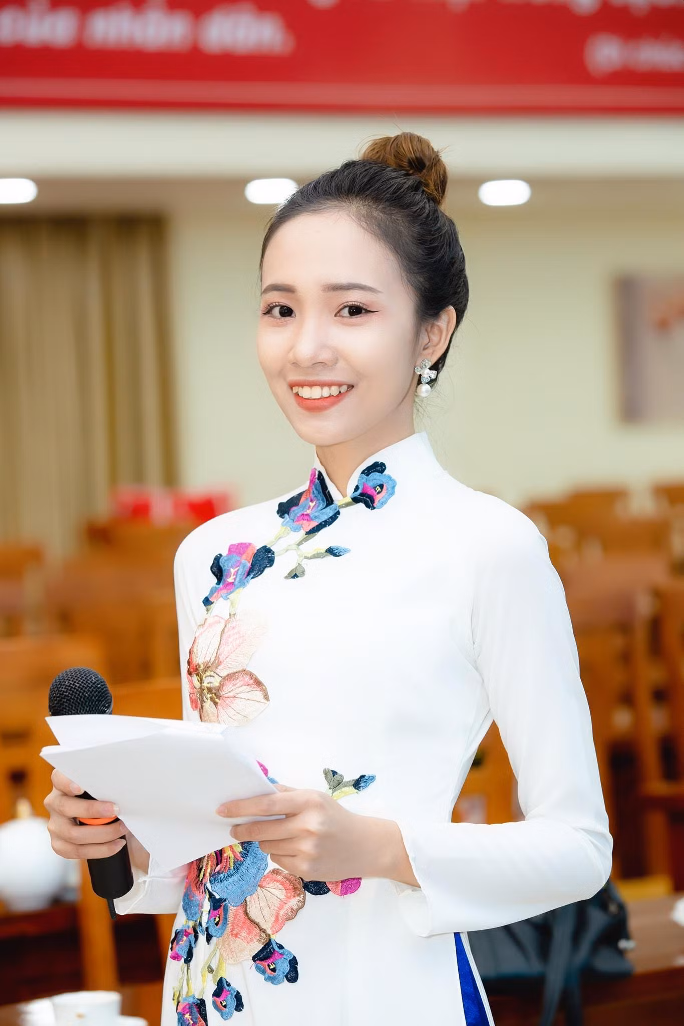 Sự trong trẻo và giọng nói duyên dáng là nét riêng của Khánh Linh. Sự trong trẻo và giọng nói duyên dáng là nét riêng của Khánh Linh.