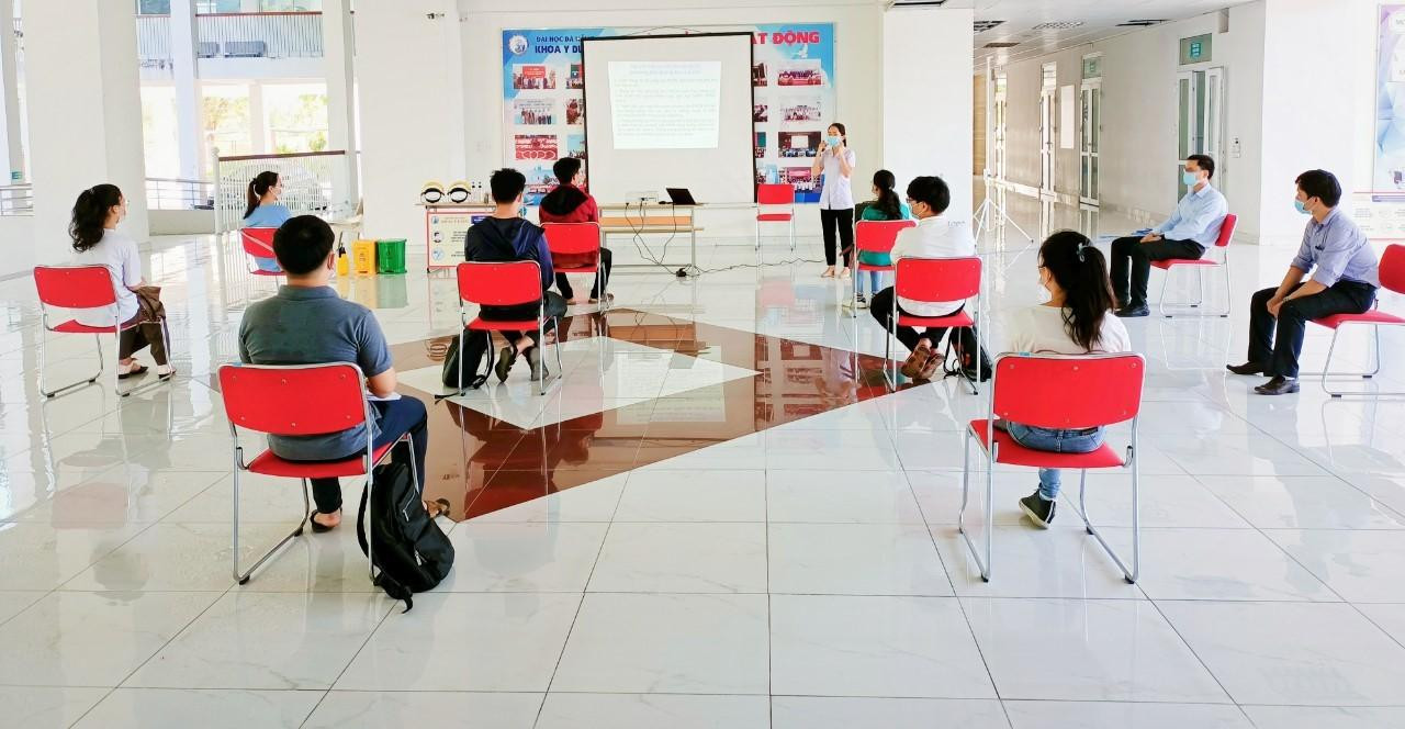 Buổi tập huấn của sinh viên Khoa Y Dược (ĐH Đà Nẵng). Buổi tập huấn của sinh viên Khoa Y Dược (ĐH Đà Nẵng).