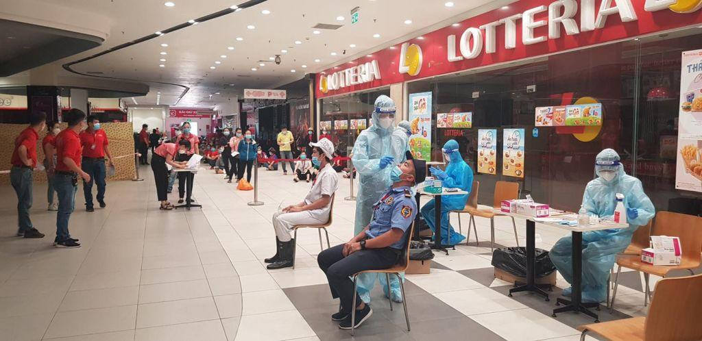 Sinh viên tình nguyện trường ĐH Y Dược Huế lấu mẫu xét nghiệm cho nhân viên siêu thị. Sinh viên tình nguyện trường ĐH Y Dược Huế lấu mẫu xét nghiệm cho nhân viên siêu thị.