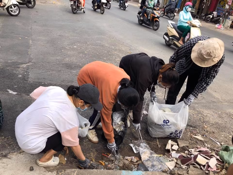 Tình nguyện viên "Nhà nhiều lá" thu gom rác thải tại khu dân cư.