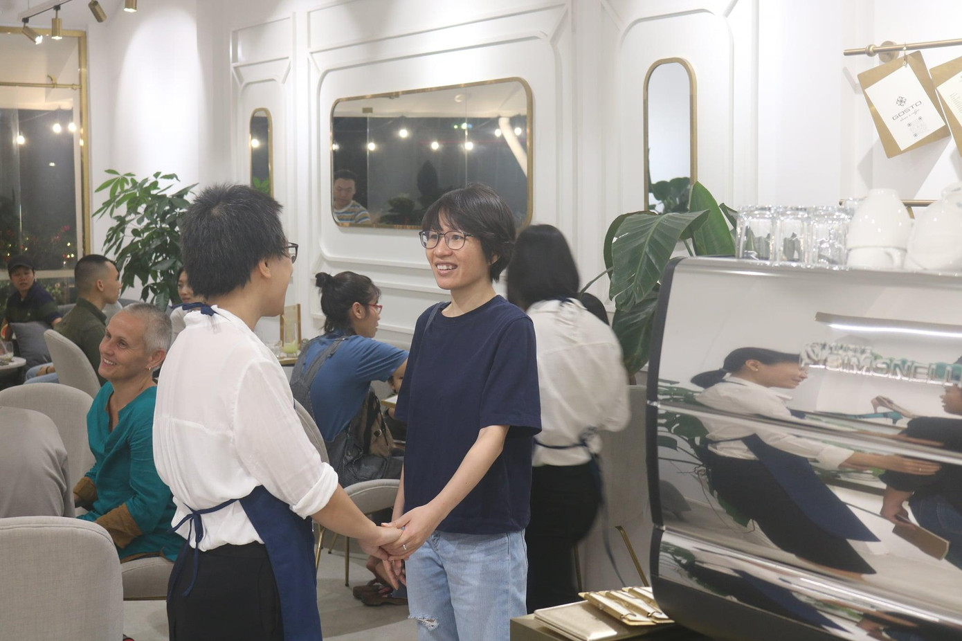 Trò chuyện và thăm hỏi nhau là một cách để gửi đi tinh thần trao tặng, phụng sự.