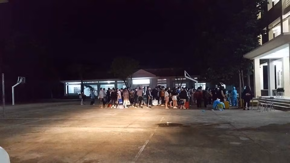 Nhóm cách ly được tiếp nhận tại Trung tâm Giáo dục quốc phòng - an ninh ĐHQG TP. HCM đêm qua. Ảnh: TTGDQP AN