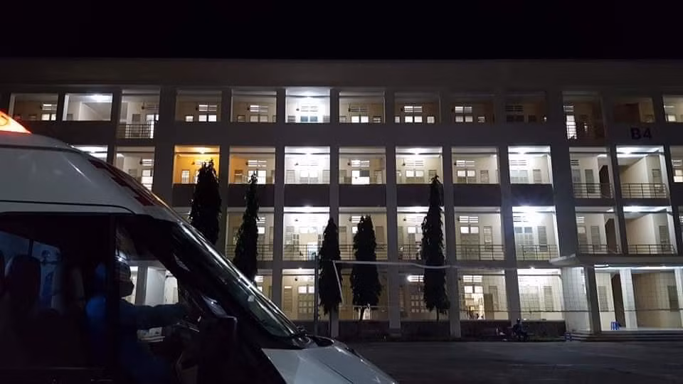 Các dãy nhà của sinh viên được trưng dụng làm khu cách ly. Ảnh: TT GDQP AN