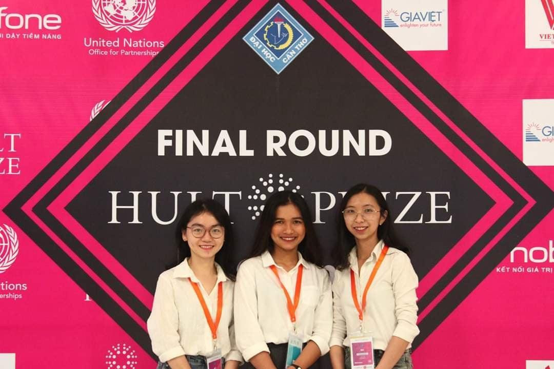 Ngọc Tuyết (bìa phải) tham gia một cuộc thi nghiên cứu khoa học cùng các bạn.