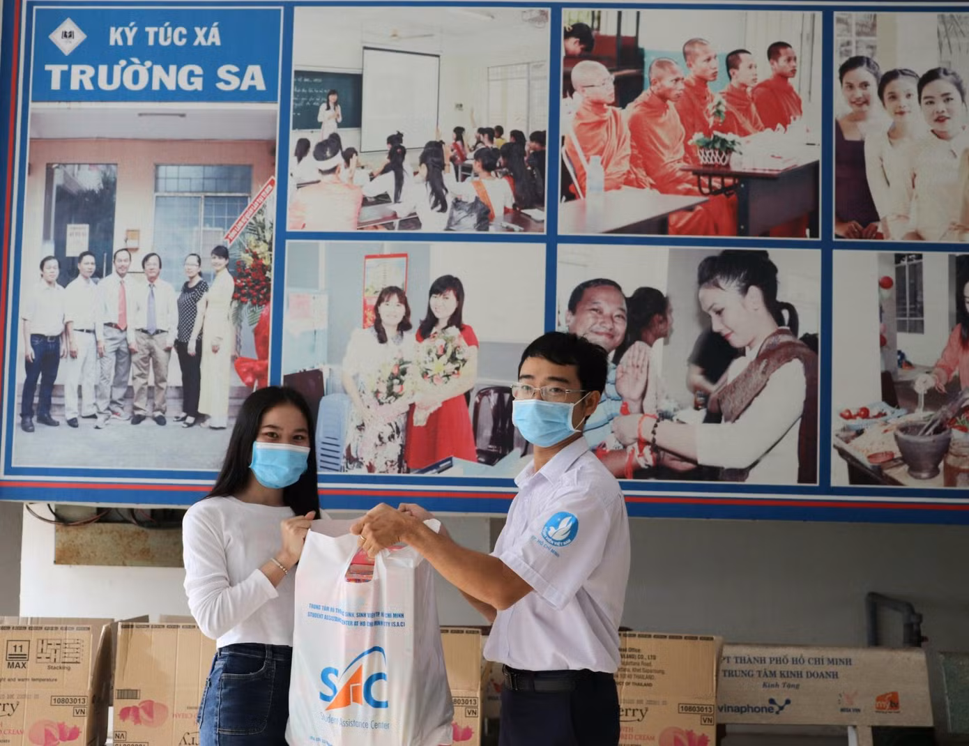 Sinh viên tại KTX trường Dự bị ĐH TP. HCM nhận quà hỗ trợ từ chương trình "Siêu thị 0 đồng" do Hội Sinh viên TP. HCM trao tặng.
