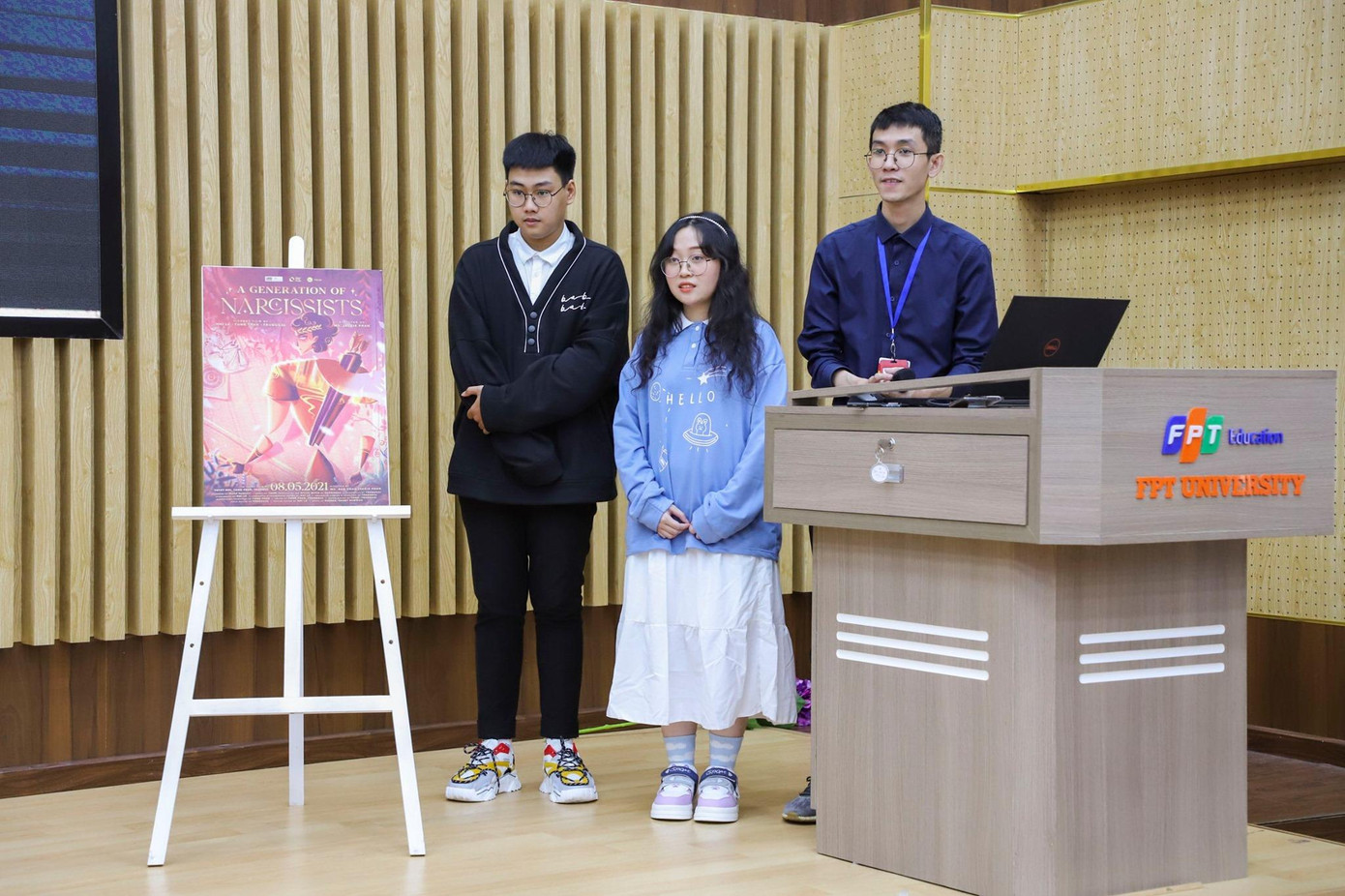 Nhóm tác giả cùng nghe nhận xét của hội đồng giám khảo. Nhóm tác giả cùng nghe nhận xét của hội đồng giám khảo.