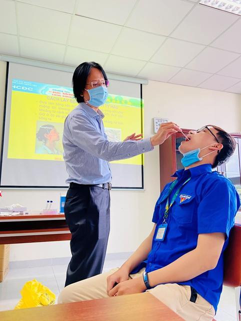 Sinh viên trường ĐH Y khoa Phạm Ngọc Thạch tập huấn lấy mẫu xét nghiệm COVID-19. Sinh viên trường ĐH Y khoa Phạm Ngọc Thạch tập huấn lấy mẫu xét nghiệm COVID-19.