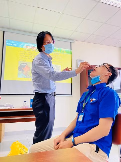 Sinh viên trường ĐH Y khoa Phạm Ngọc Thạch tập huấn lấy mẫu xét nghiệm COVID-19.