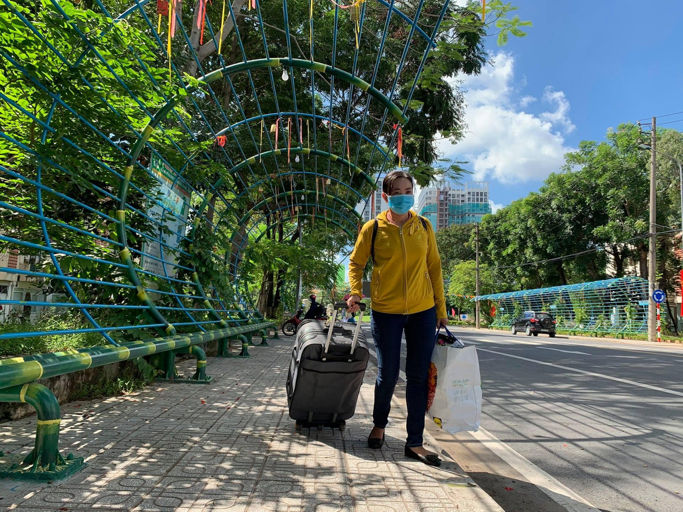 Dù gấp gáp nhưng các sinh viên vui vẻ hợp tác và nhờ người thân hỗ trợ để ra về.