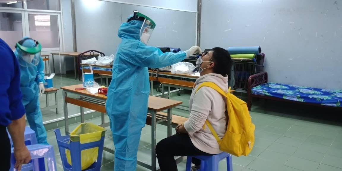 Trung tâm Y tế Q. 10 lấy mẫu xét nghiệm cho sinh viên tại KTX trường ĐH Bách khoa (ĐHQG TP. HCM).