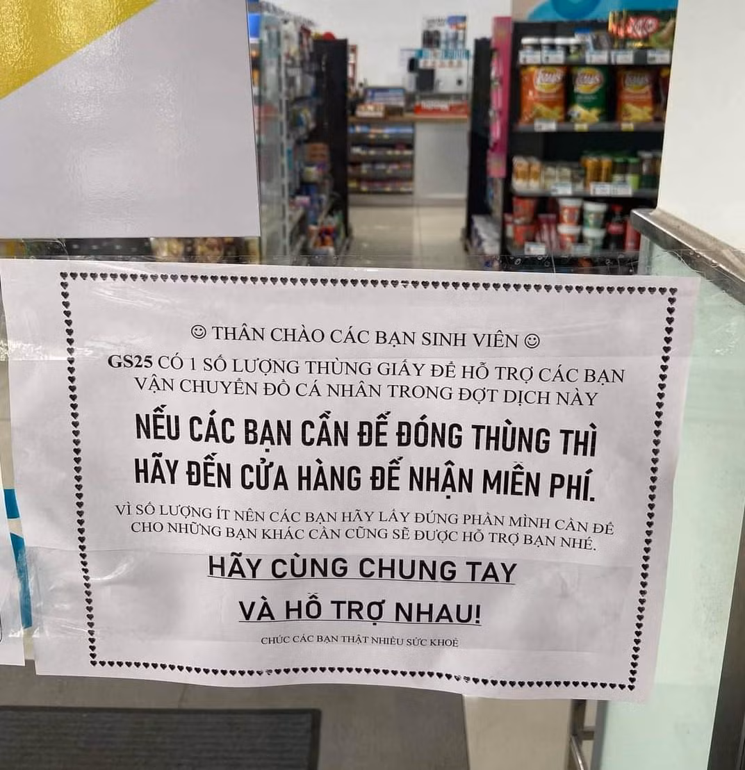 Một cửa hàng tại khu vực KTX hỗ trợ miễn phí thùng giấy cho sinh viên.