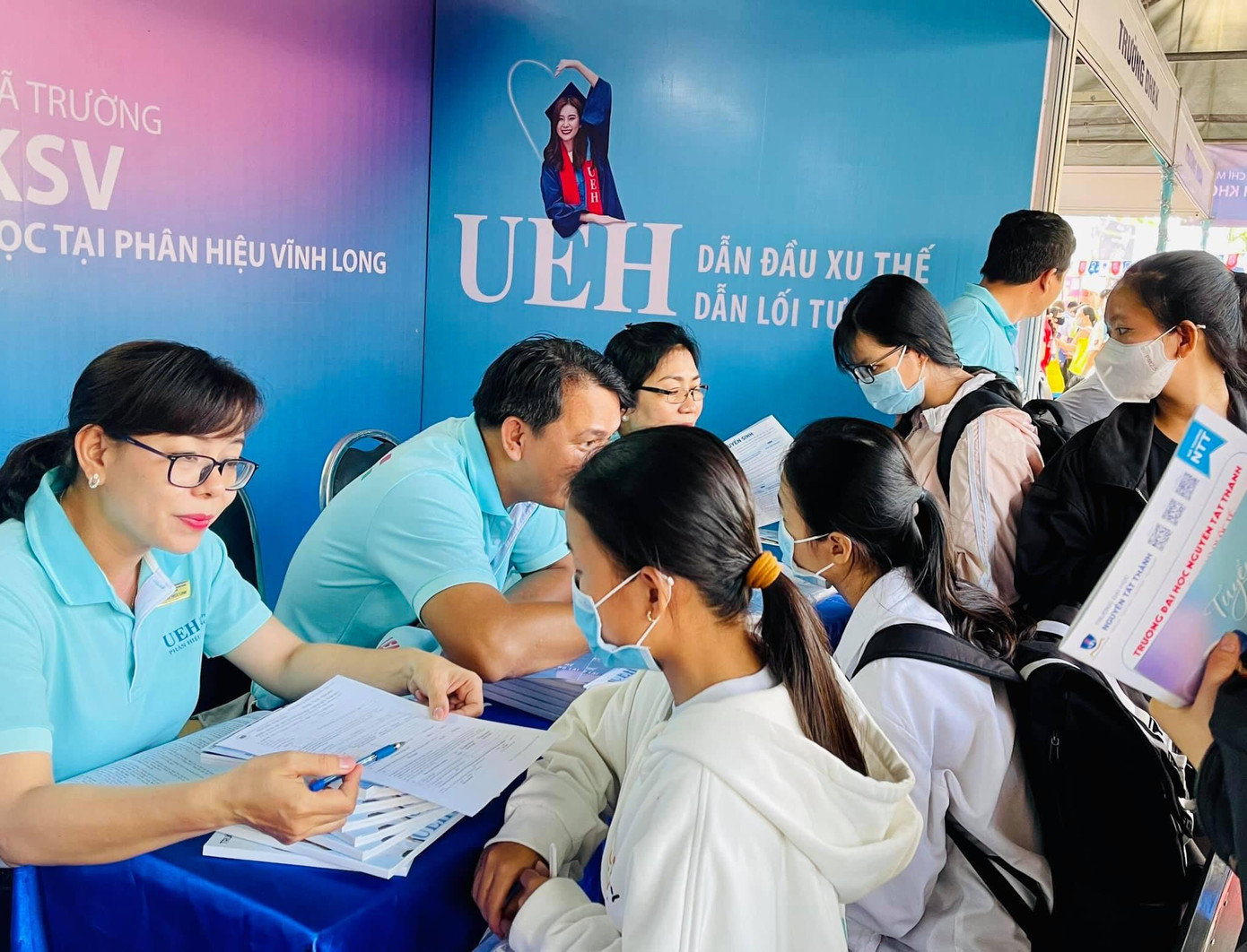 Thí sinh tìm hiểu trường ĐH Kinh tế TP. HCM trong ngày Ngày hội tuyển sinh tháng 4/2021.