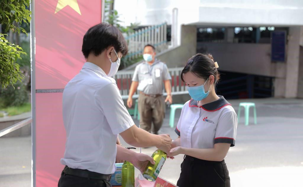 Đảm bảo phòng dịch cho cử tri sinh viên tại điểm bỏ phiếu thuộc ĐH Công nghiệp TP. HCM.