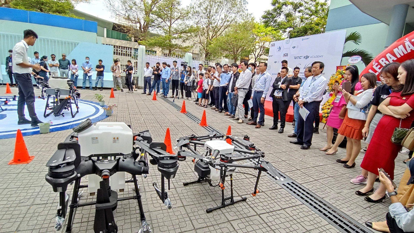 Trình diễn ứng dụng máy bay không người lái trong các hoạt động thực tiễn. Trình diễn ứng dụng máy bay không người lái trong các hoạt động thực tiễn.