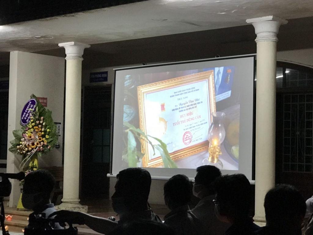 Huy hiệu "Tuổi trẻ dũng cảm" do T.Ư Đoàn trao tặng Nhã được chiếu lên màn hình. Huy hiệu "Tuổi trẻ dũng cảm" do T.Ư Đoàn trao tặng Nhã được chiếu lên màn hình.