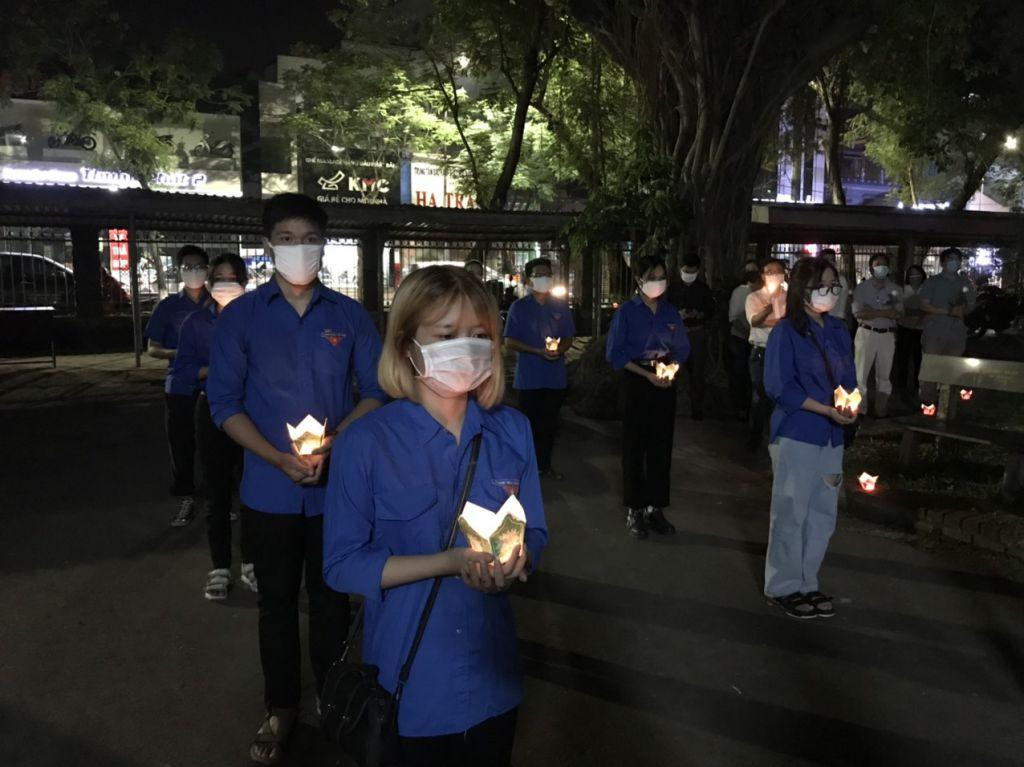 Hàng trăm sinh viên trường ĐH Khoa học tham dự lễ tưởng niệm. Hàng trăm sinh viên trường ĐH Khoa học tham dự lễ tưởng niệm.