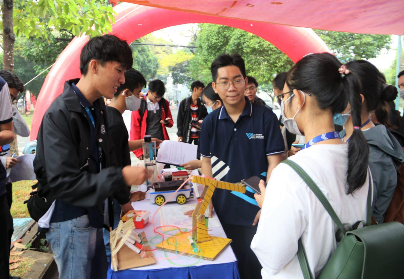 Sinh viên trường ĐH Bách khoa (ĐHQG TP. HCM) tham gia ngày hội sáng tạo Khoa học Kỹ thuật. Sinh viên trường ĐH Bách khoa (ĐHQG TP. HCM) tham gia ngày hội sáng tạo Khoa học Kỹ thuật.