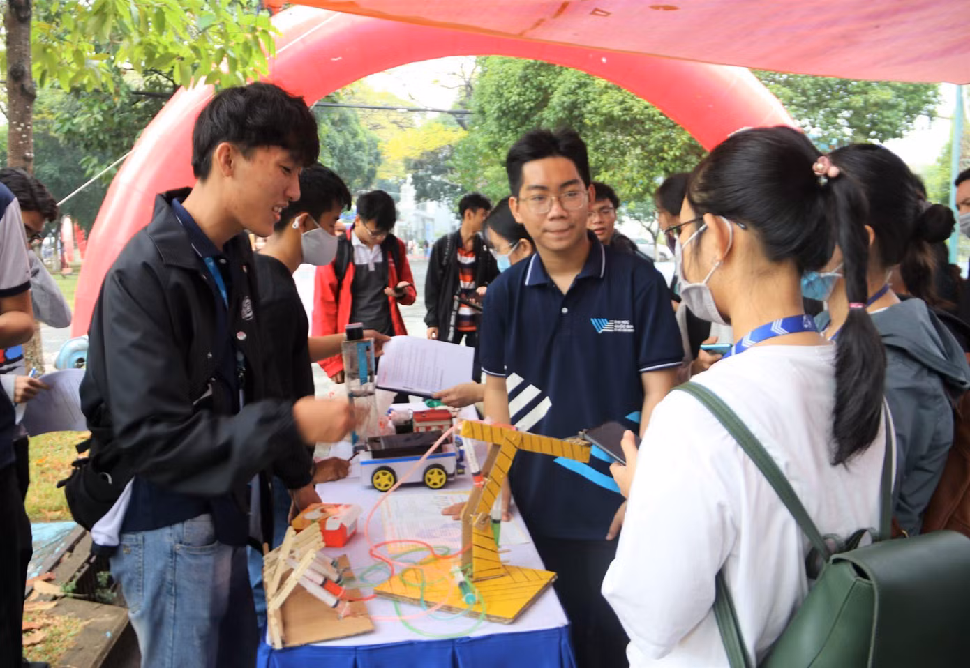 Sinh viên trường ĐH Bách khoa (ĐHQG TP. HCM) tham gia ngày hội sáng tạo Khoa học Kỹ thuật.