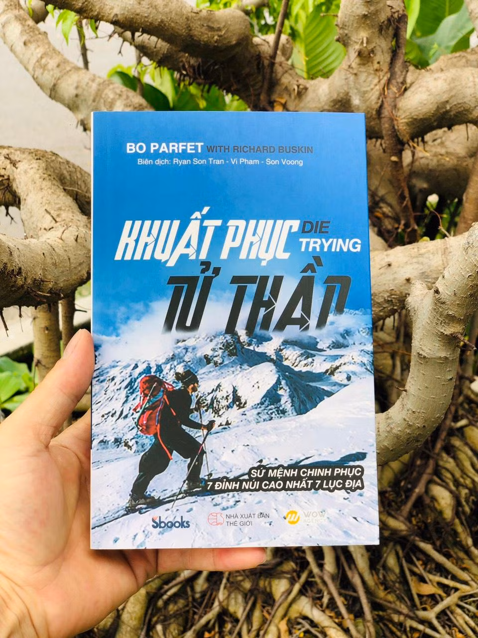 "Khuất phục tử thần" thuật lại tất cả những trải nghiệm của tác giả qua 7 ngọn núi khác nhau.