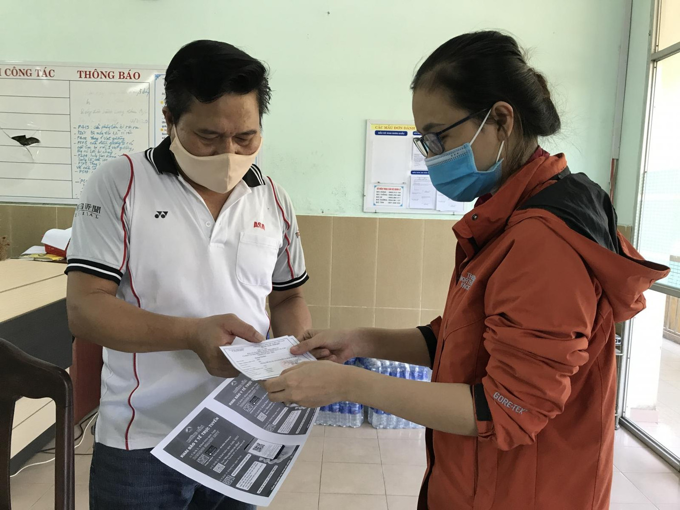 Cử tri sinh viên được hướng dẫn bầu cử tại KTX trường ĐH Sư phạm Kỹ thuật (ĐH Đà Nẵng).