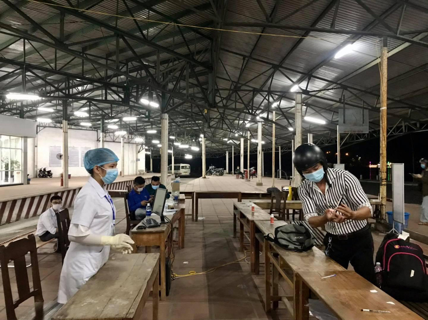 Sinh viên Lê Bảo Yến hỗ trợ người dân khai báo y tế qua quét mã QR. Sinh viên Lê Bảo Yến hỗ trợ người dân khai báo y tế qua quét mã QR.