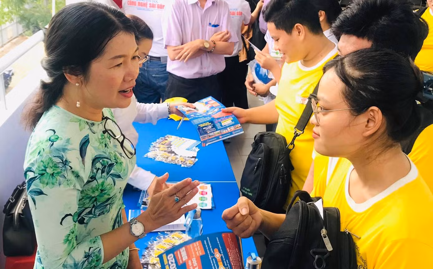 Học sinh THPT tìm hiểu thông tin về trường ĐH Tài chính - Marketing.