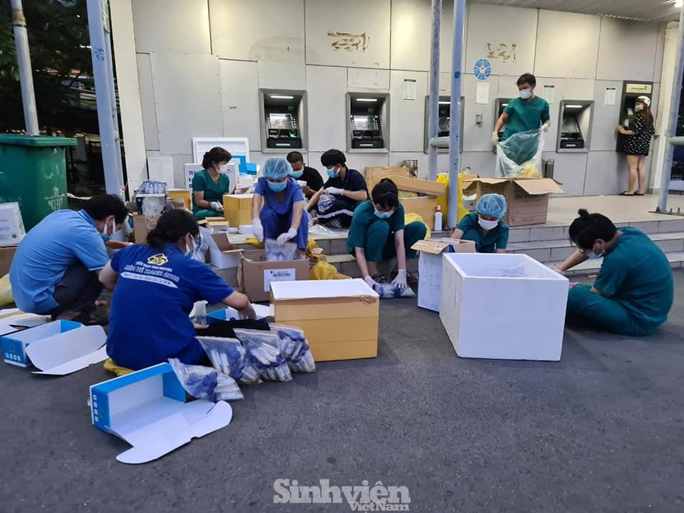 Sinh viên Khoa Y ĐHQG TP. HCM hỗ trợ lấy mẫu xét nghiệm tại KCN Linh Trung 1. Sinh viên Khoa Y ĐHQG TP. HCM hỗ trợ lấy mẫu xét nghiệm tại KCN Linh Trung 1.