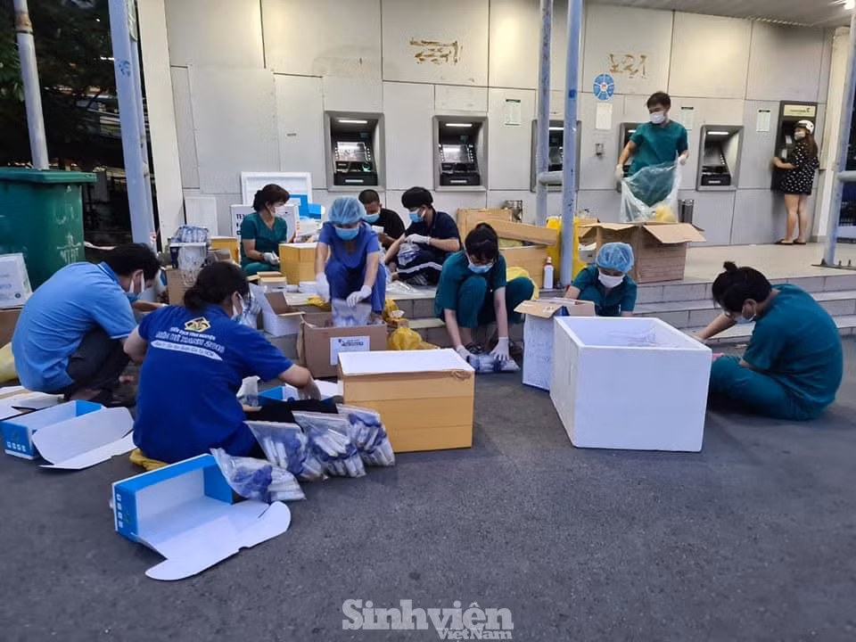 Sinh viên Khoa Y ĐHQG TP. HCM hỗ trợ lấy mẫu xét nghiệm tại KCN Linh Trung 1.