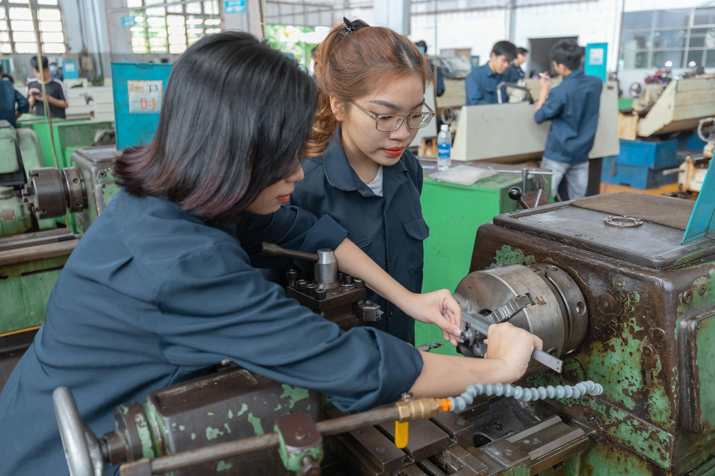 Nữ sinh viên Khoa Cơ khí Chế tạo máy trường ĐH Sư phạm Kỹ thuật TP. HCM trong giờ thực hành. Nữ sinh viên Khoa Cơ khí Chế tạo máy trường ĐH Sư phạm Kỹ thuật TP. HCM trong giờ thực hành.