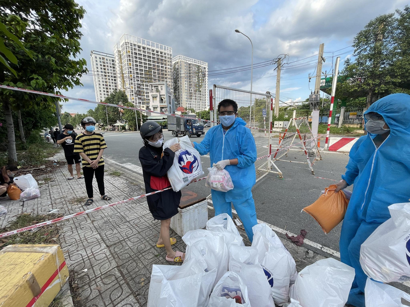 SV trường ĐH Công nghệ thông tin (ĐHQG TP. HCM) nhận hỗ trợ của trường khi TP thực hiện giãn cách xã hội.