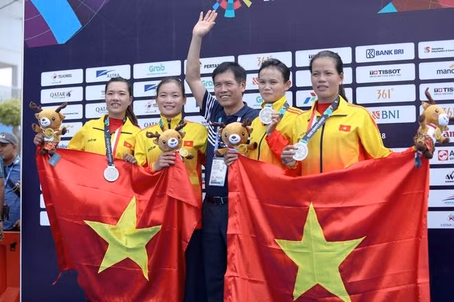 Phạm Thị Huệ (bìa phải) góp công mang nhiều thành tích cho đội Rowing Việt Nam. Phạm Thị Huệ (bìa phải) góp công mang nhiều thành tích cho đội Rowing Việt Nam.