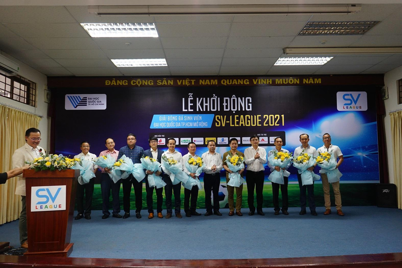 PGS.TS Vũ Hải Quân - Giám đốc ĐHQG TP.HCM tặng hoa cho đại diện các nhà bảo trợ SV-League 2021.