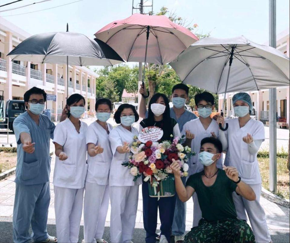 Châu Bùi thăm và tặng quà cho các Y bác sĩ, nhân viên tại BV Dã chiến Củ Chi. Châu Bùi thăm và tặng quà cho các Y bác sĩ, nhân viên tại BV Dã chiến Củ Chi.