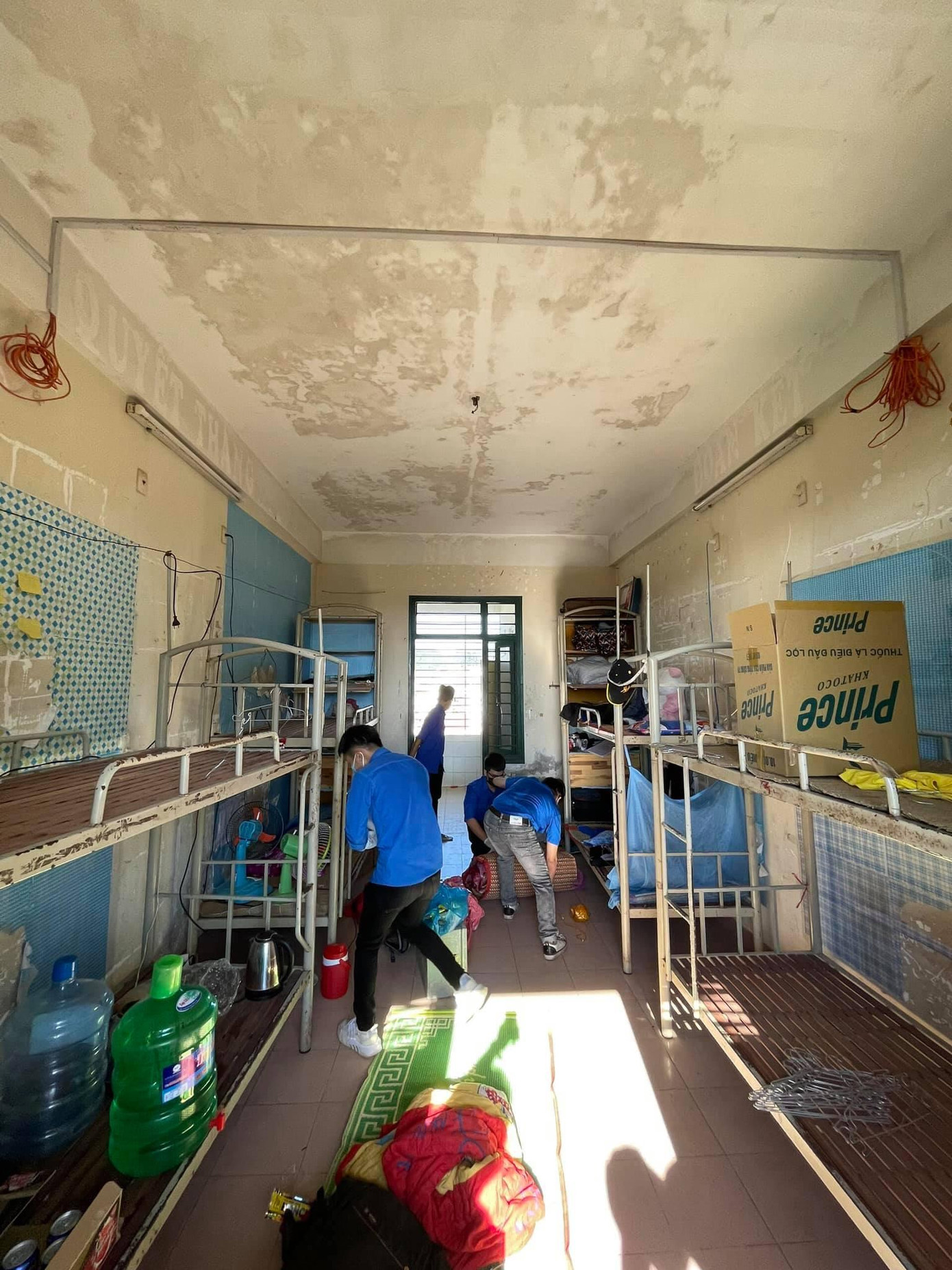 Sinh viên tình nguyện dọn dẹp KTX trường ĐH Bách khoa để làm khu cách ly. Sinh viên tình nguyện dọn dẹp KTX trường ĐH Bách khoa để làm khu cách ly.