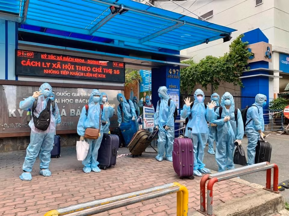 Các sinh viên đầu tiên tại KTX ĐH Bách khoa được đưa về quê. Các sinh viên đầu tiên tại KTX ĐH Bách khoa được đưa về quê.