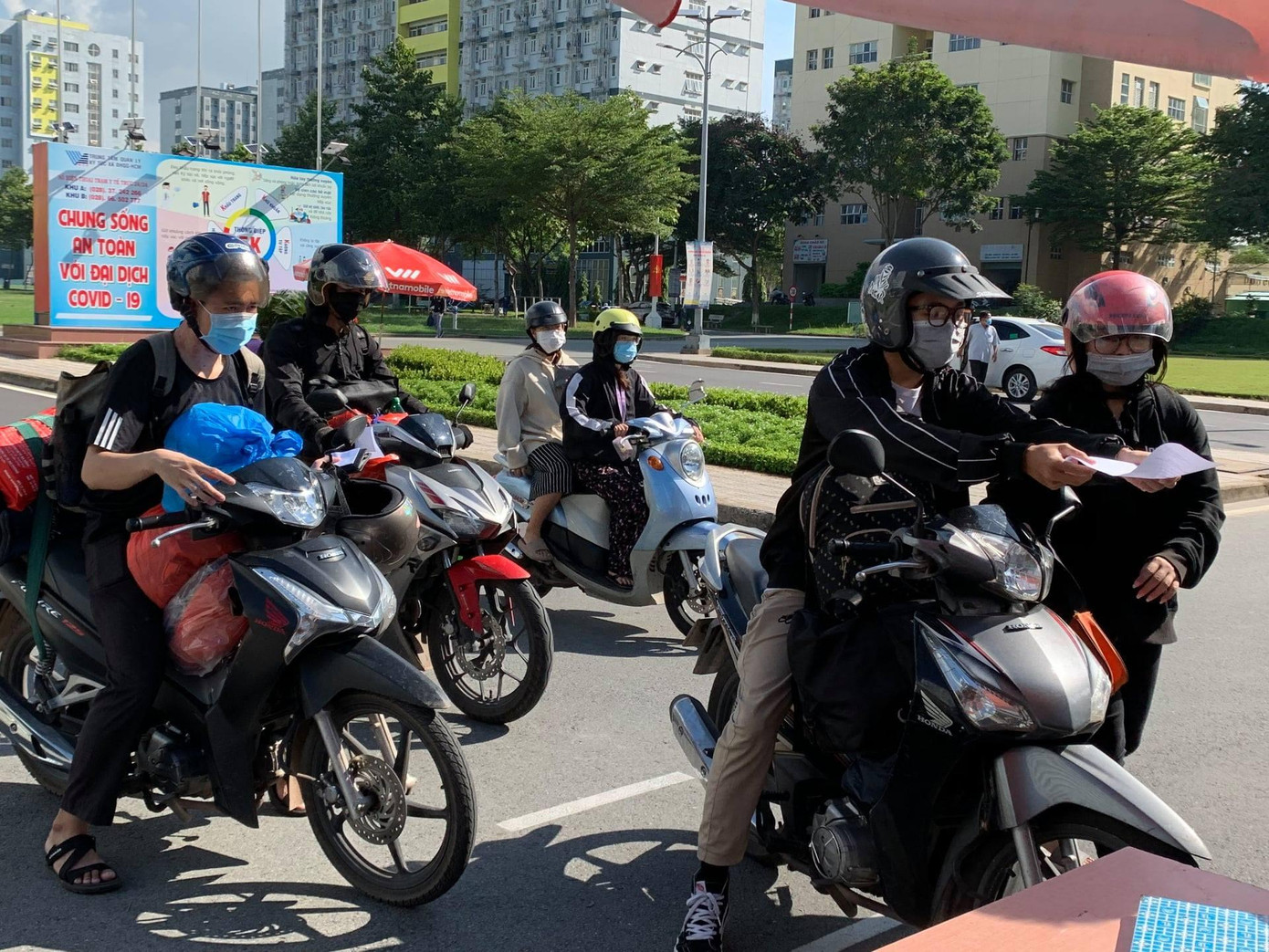 Những sinh viên ở gần chủ động ra về bằng xe gắn máy.