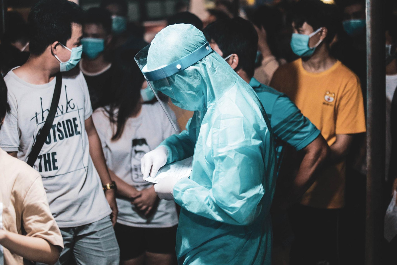 Tình nguyện viên Go Volunteer! hỗ trợ lấy mẫu tại Quận 12.