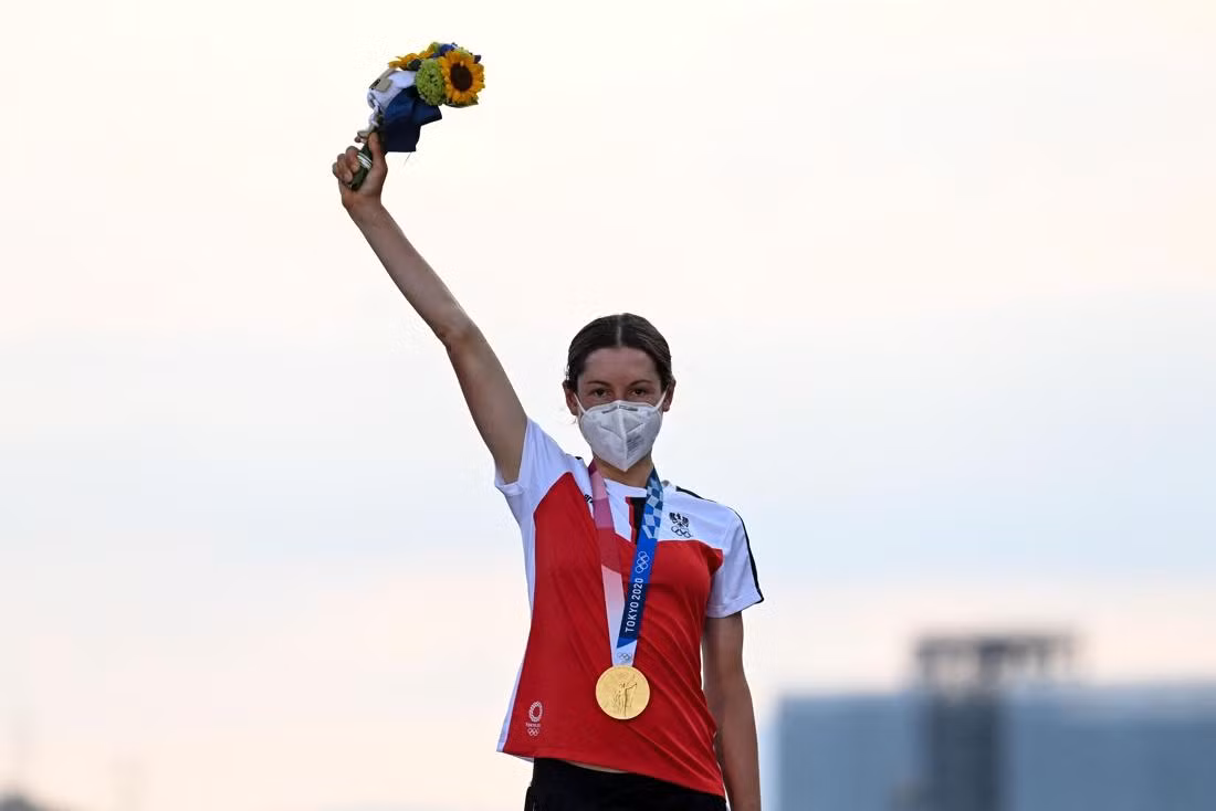 Đến khi về đích, Anna Kiesenhofer vẫn chưa tin mình đã giành HCV. Đến khi về đích, Anna Kiesenhofer vẫn chưa tin mình đã giành HCV.