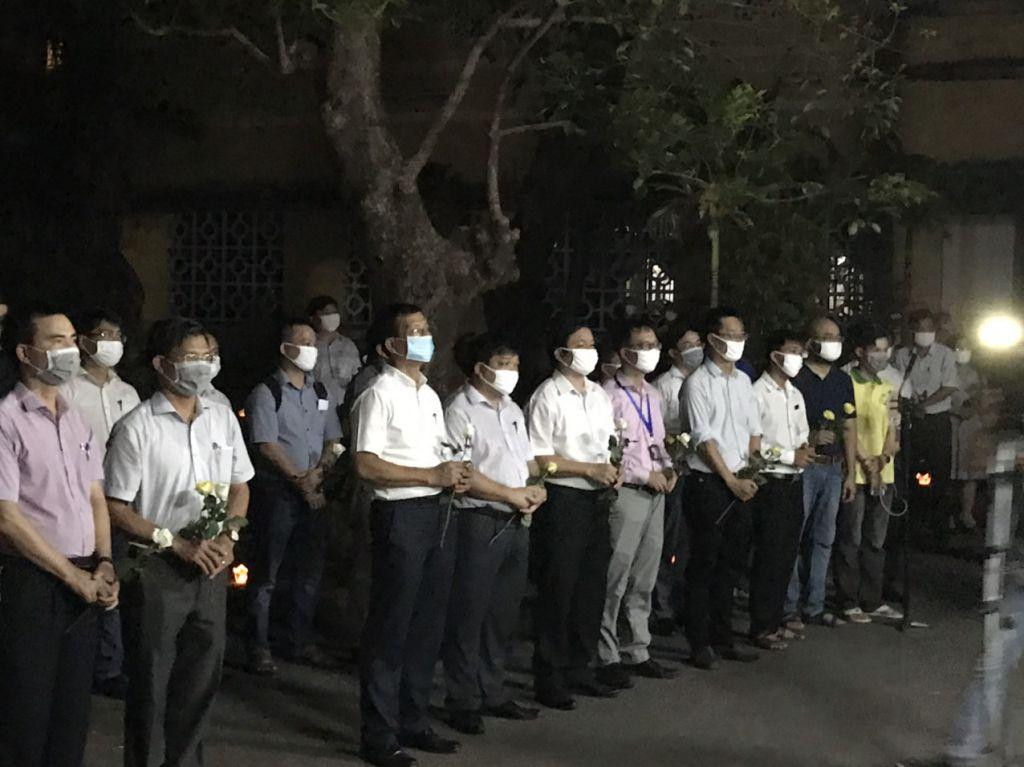 Đại diện ĐH Huế, ĐH Khoa học và các thầy cô, bạn bè đến tưởng niệm Nhã. Đại diện ĐH Huế, ĐH Khoa học và các thầy cô, bạn bè đến tưởng niệm Nhã.