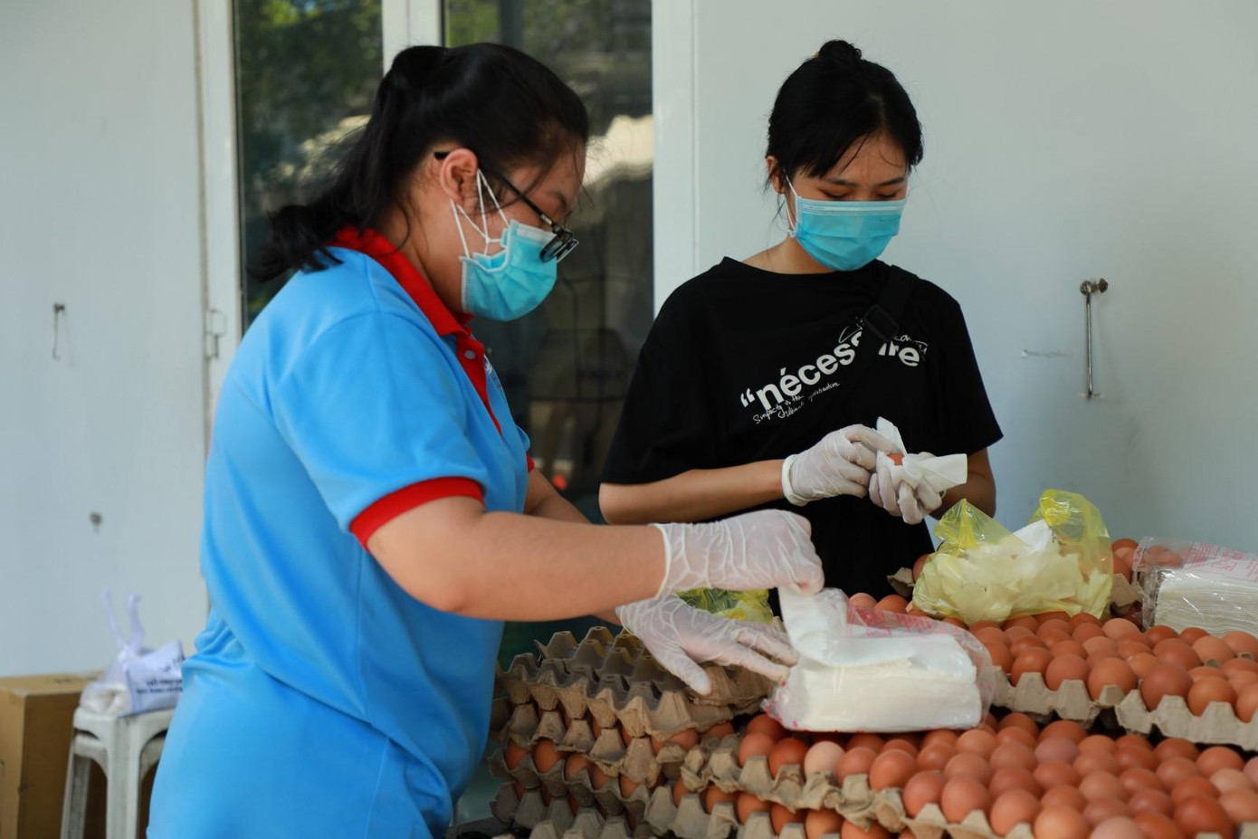 Đoàn trường ĐH Công nghiệp thực phẩm chuẩn bị các phần hỗ trợ cho sinh viên ở trọ. Đoàn trường ĐH Công nghiệp thực phẩm chuẩn bị các phần hỗ trợ cho sinh viên ở trọ.