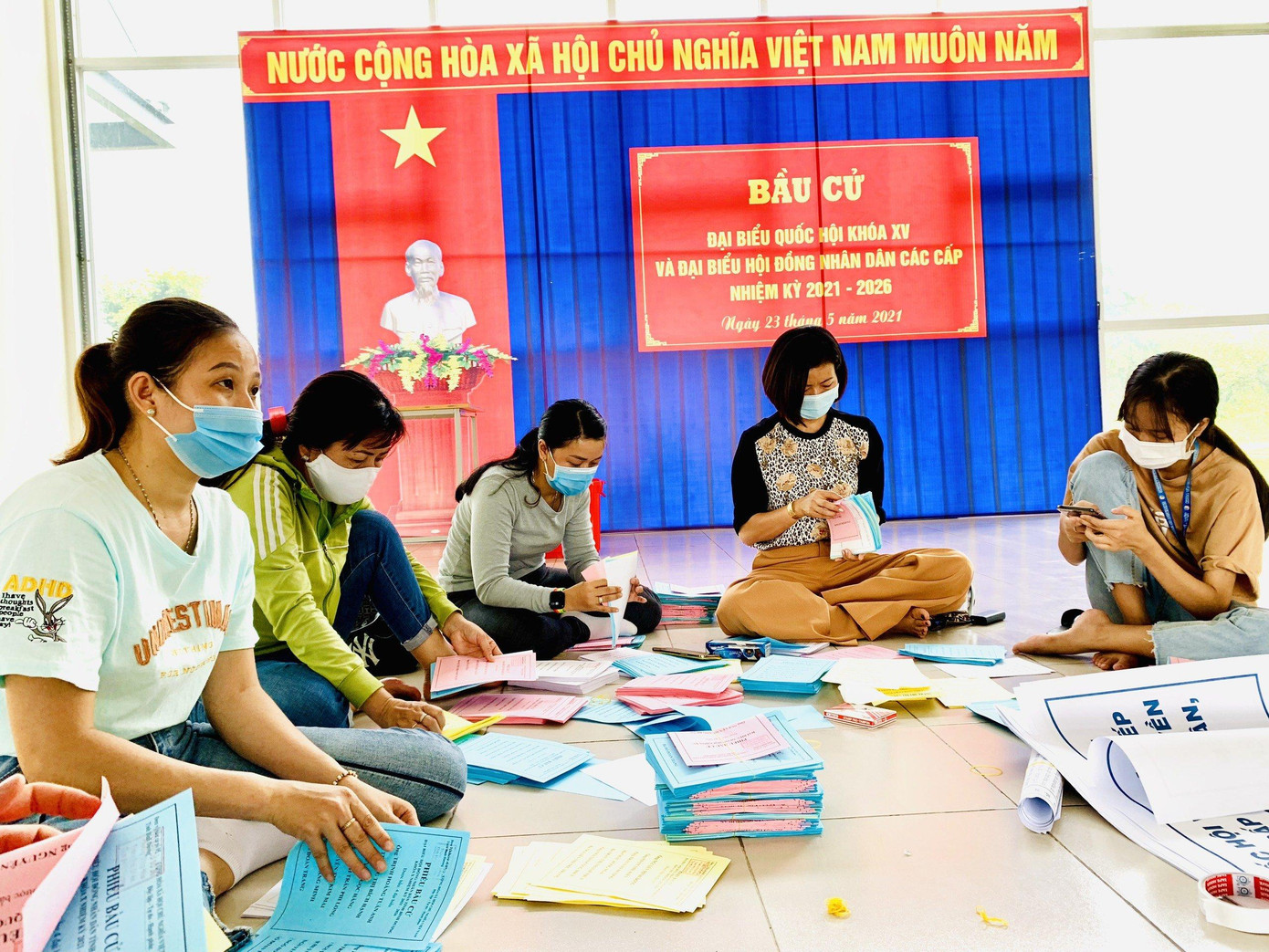 Trung tâm QL KTX ĐHQG TP. HCM chuẩn bị phiếu bầu cử cho các cử tri sinh viên.