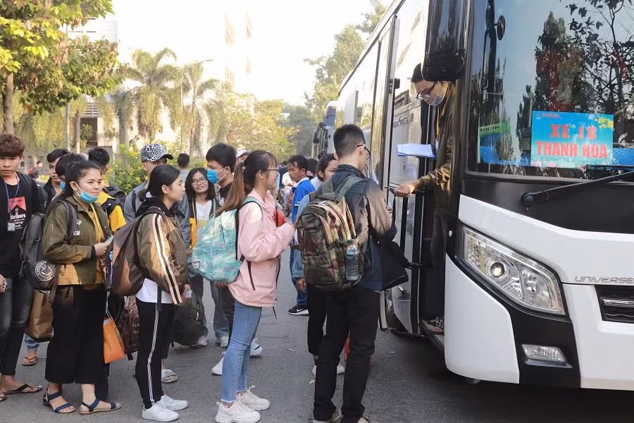 Trường ĐH SPKT TP. HCM tổ chức xe đưa sinh viên về quê đón Tết Nguyên đán 2021. Ảnh: HCM UTE Trường ĐH SPKT TP. HCM tổ chức xe đưa sinh viên về quê đón Tết Nguyên đán 2021. Ảnh: HCM UTE